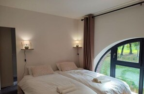 7 chambres, bureau, fer et planche à repasser, lit parapluie