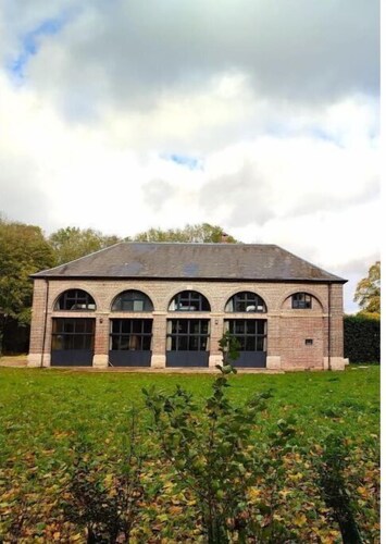 Grande maison de campagne au milieu du parc d'un château