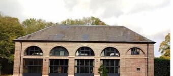 Grande Maison de Campagne au Milieu du Parc D'un Château