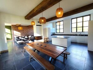 المنشأة من الداخل