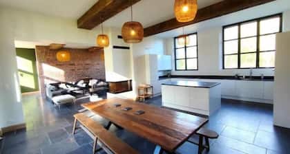 Grande maison de campagne au milieu du parc d'un chĂąteau