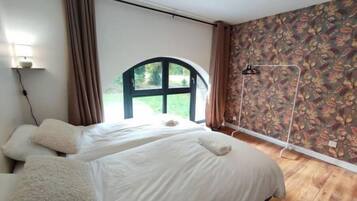 7 Schlafzimmer, Schreibtisch, Bügeleisen/Bügelbrett, Reisekinderbett