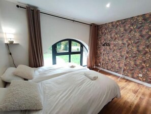 7 bedrooms, desk, iron/ironing board, travel crib