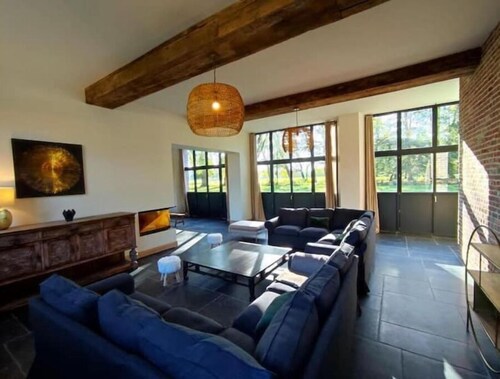 Grande maison de campagne au milieu du parc d'un château