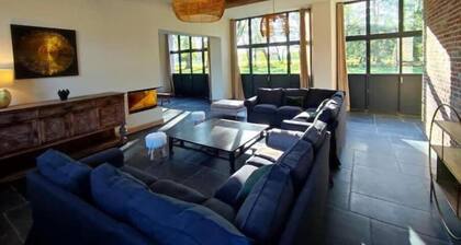 Grande maison de campagne au milieu du parc d'un chĂąteau