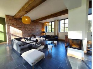 TV, fireplace