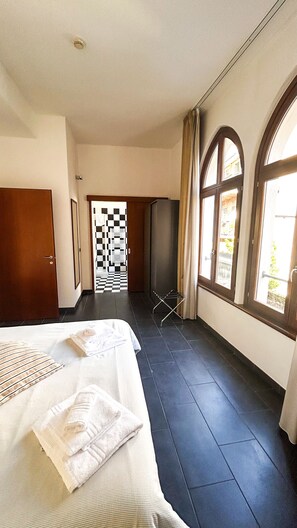 Cubrecamas, minibar, caja de seguridad en la habitación y escritorio 