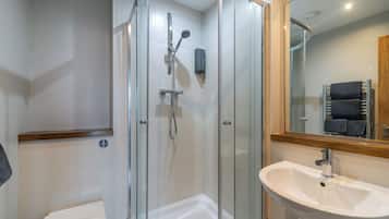 Doccia, asciugacapelli, asciugamani, sapone