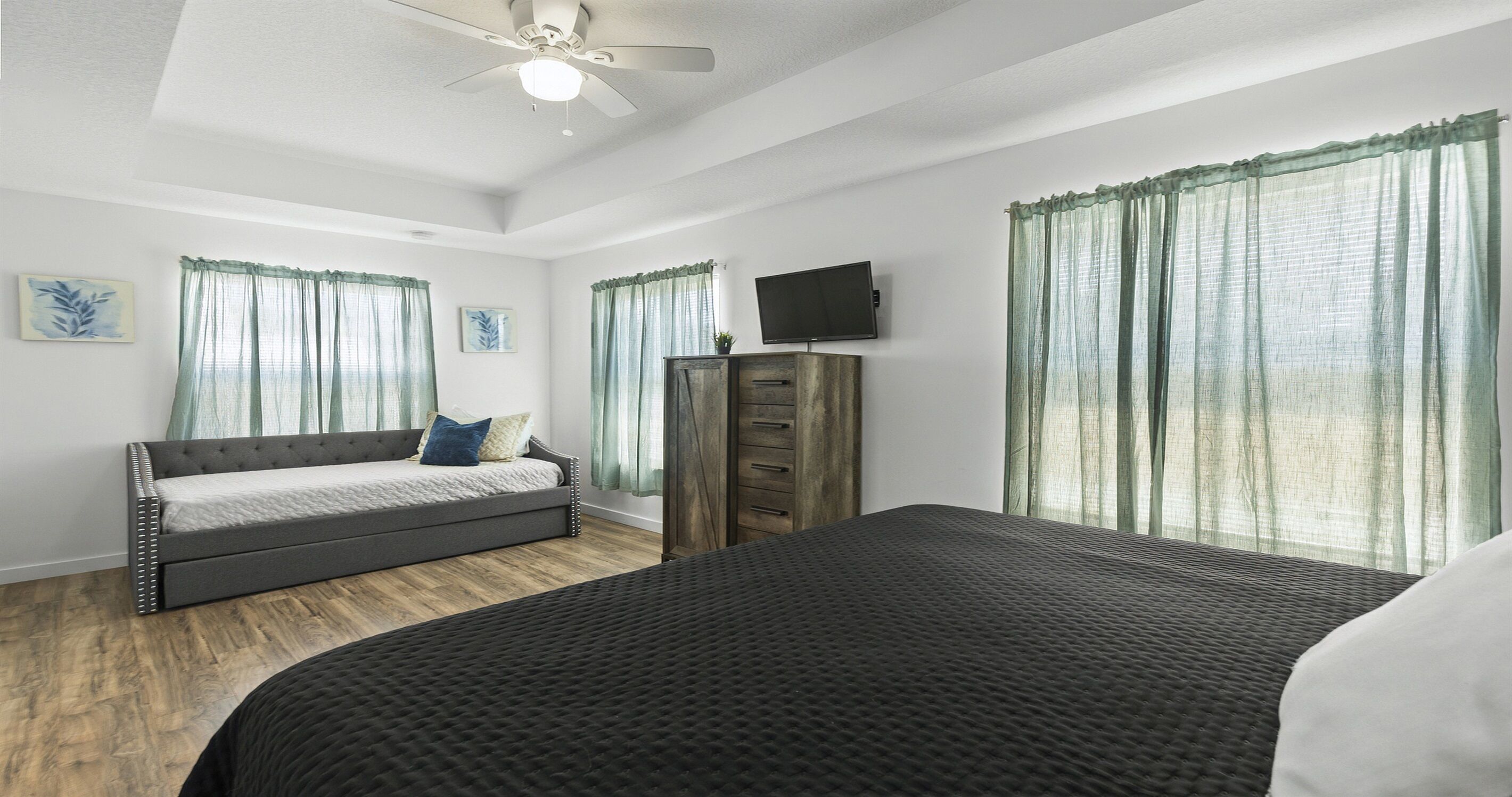 4 chambres, bureau, fer et planche à repasser, lit parapluie