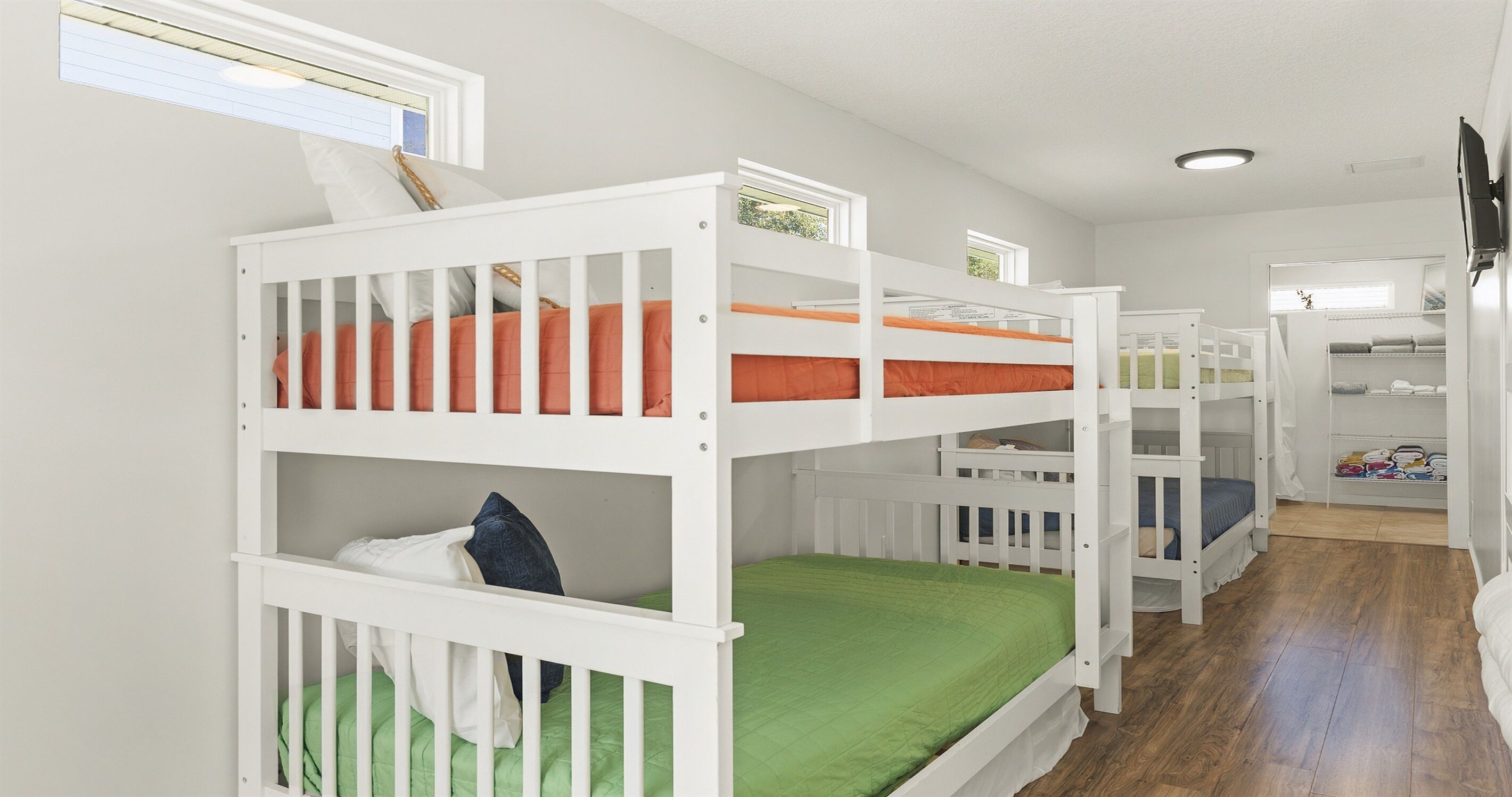 4 chambres, bureau, fer et planche à repasser, lit parapluie