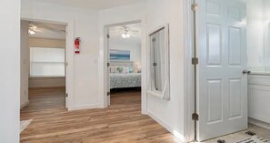 4 camere, una scrivania, ferro/asse da stiro, culla da viaggio