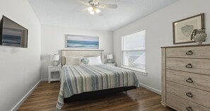 4 bedrooms, desk, iron/ironing board, travel cot - Sunset & Sand Retreat: Heated Pool - King Bed (St. Augustine)