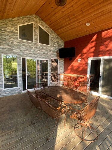 Red Cabin Sleep 16 Bachelor/Bachelorette Parties Welcome!