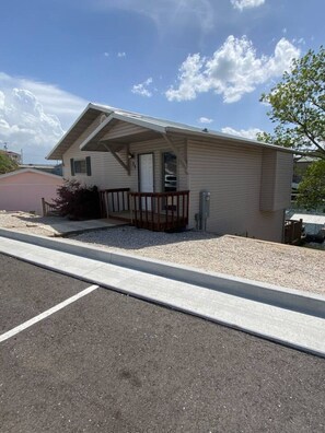 Property grounds - Bungalow- Bachelor/Bachelorette parties welcomed! (Lake Ozark)