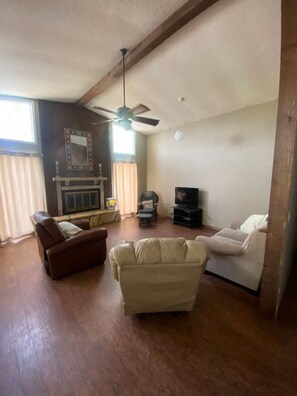 TV - Honeysuckle-bachelor/bachelorette parties welcome! (Lake Ozark)