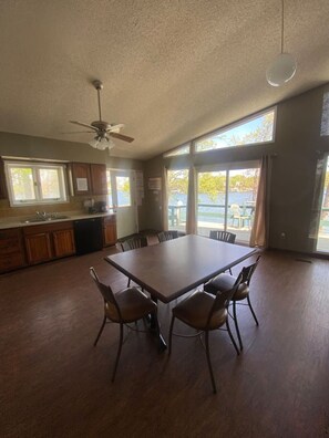 Dining - Honeysuckle-bachelor/bachelorette parties welcome! (Lake Ozark)