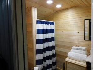 Towels, soap, toilet paper - Cozy house boat in delightful New Tazewell with AC, WiFi (New Tazewell)