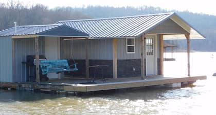 Cozy house boat in delightful New Tazewell with AC, WiFi