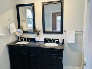 Dusche, Haartrockner, Handtücher, Toilettenpapier