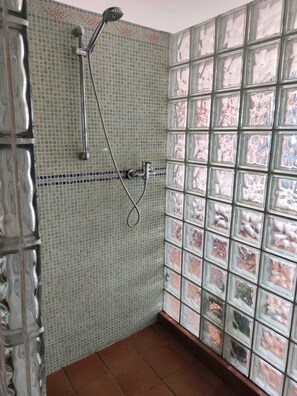 Circulo | Bathroom | Free toiletries, hair dryer - L'OLIVERA Casa Rural (Castellbisbal)