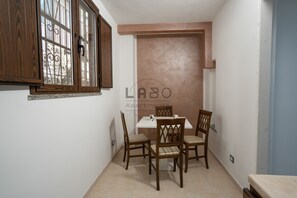 Deluxe Studio | Living area | Flat-screen TV