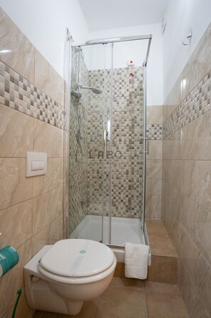 Deluxe Double Room | Bathroom | Free toiletries, hair dryer - Ammos Guest House (Tropea)