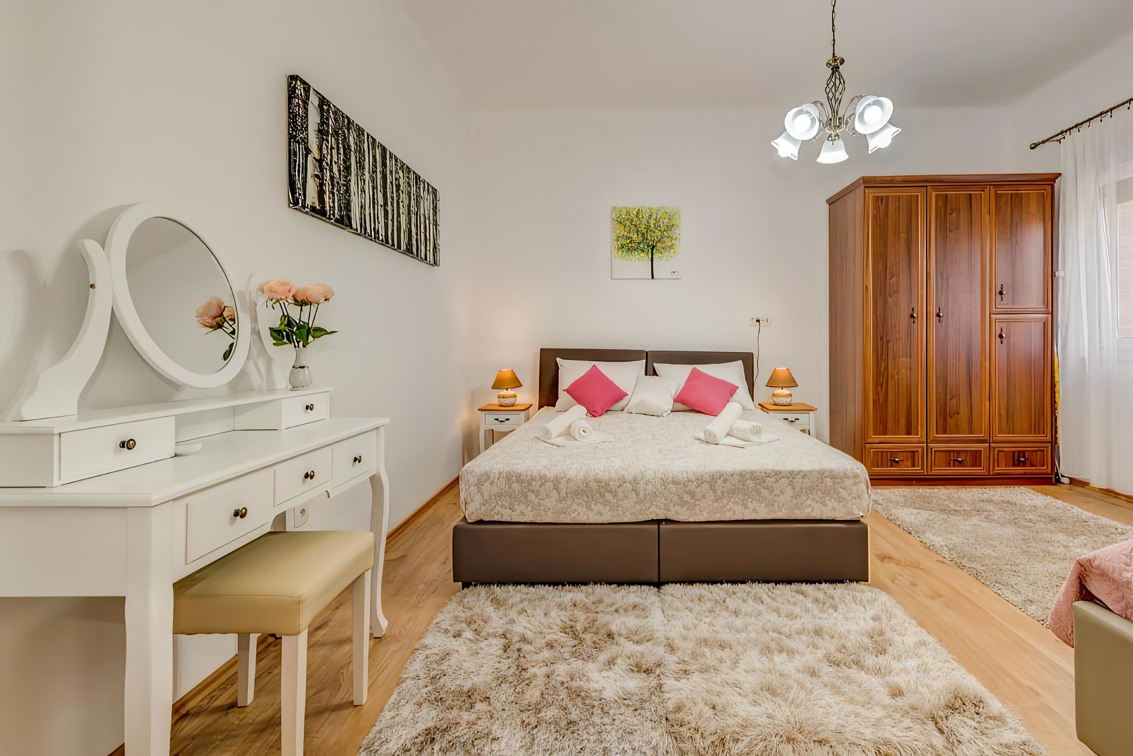 House | 4 bedrooms, desk, laptop workspace, blackout drapes