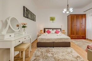 House | 4 bedrooms, desk, laptop workspace, blackout drapes - Happy Home - Rental Residence (Split)