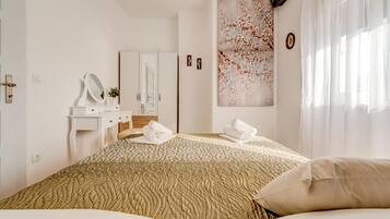 House | 4 bedrooms, desk, laptop workspace, blackout curtains