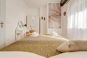 4 bedrooms, desk, laptop workspace, blackout curtains - Happy Home - Rental Residence (Split)