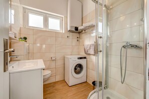 House | Bathroom | Shower, hair dryer, towels, soap - Happy Home - Rental Residence (Split)