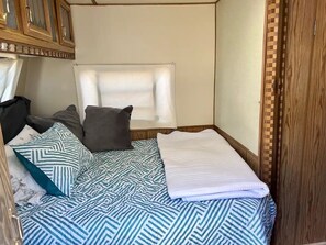1 bedroom, free WiFi, bed sheets - Delightful tiny home/rv With shower (Lancaster)