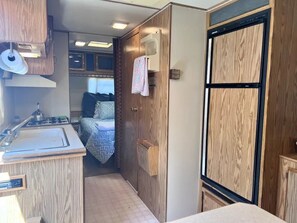 Microwave, oven, stovetop - Delightful tiny home/rv With shower (Lancaster)