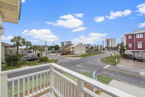 Maison mitoyenne, plusieurs lits, cuisine, vue jardin (6400 Beach Dr - Seabatical A) | Enceinte de l’hébergement