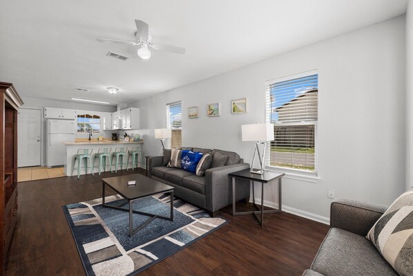 Maison mitoyenne, plusieurs lits, cuisine, vue jardin (6400 Beach Dr - Seabatical A) | Coin séjour