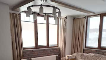 Deluxe Suite Room | Living area