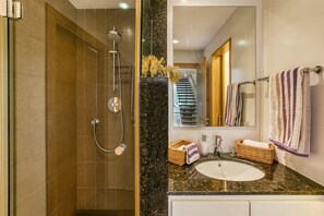 Douche, séchoir à cheveux, bidet, serviettes fournies