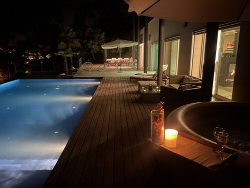 Christmas retreat: pool, underfloor heating, jacuzzi, and fireplace.