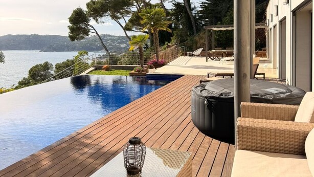 A wooden deck with a pool, outdoor furniture, and a view of the sea and trees. - Sea Views. 5 Min Walk to Beach. Pool (Llafranc)
