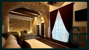 Ropa de cama de alta calidad, cubrecamas y minibar 