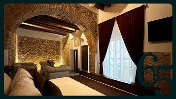 尊贵套房 | 高档床上用品、羽绒被、迷你吧、特色装修