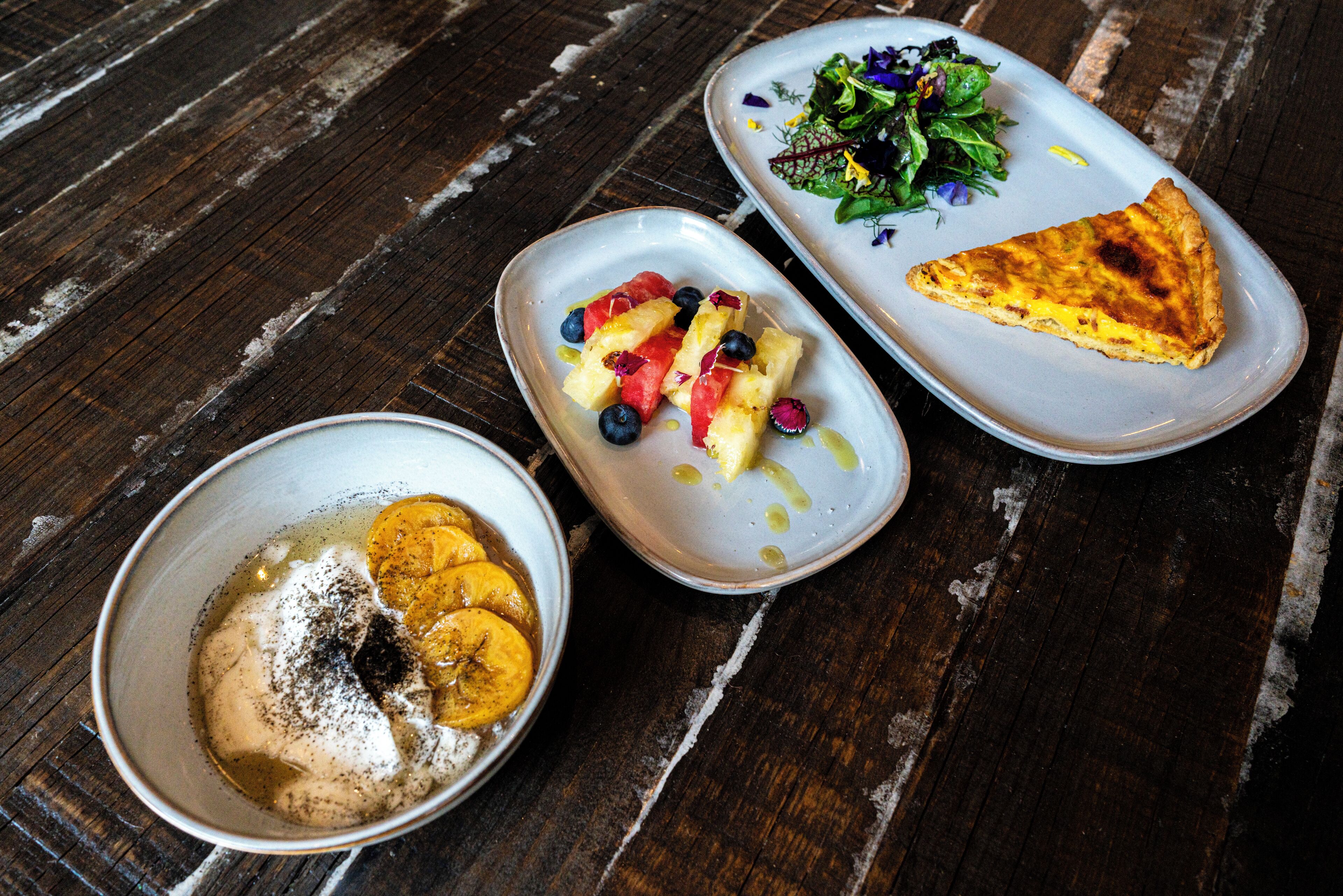 Tres platos sobre una mesa de madera.