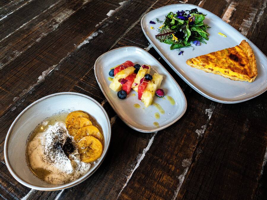 Tres platos sobre una mesa de madera.