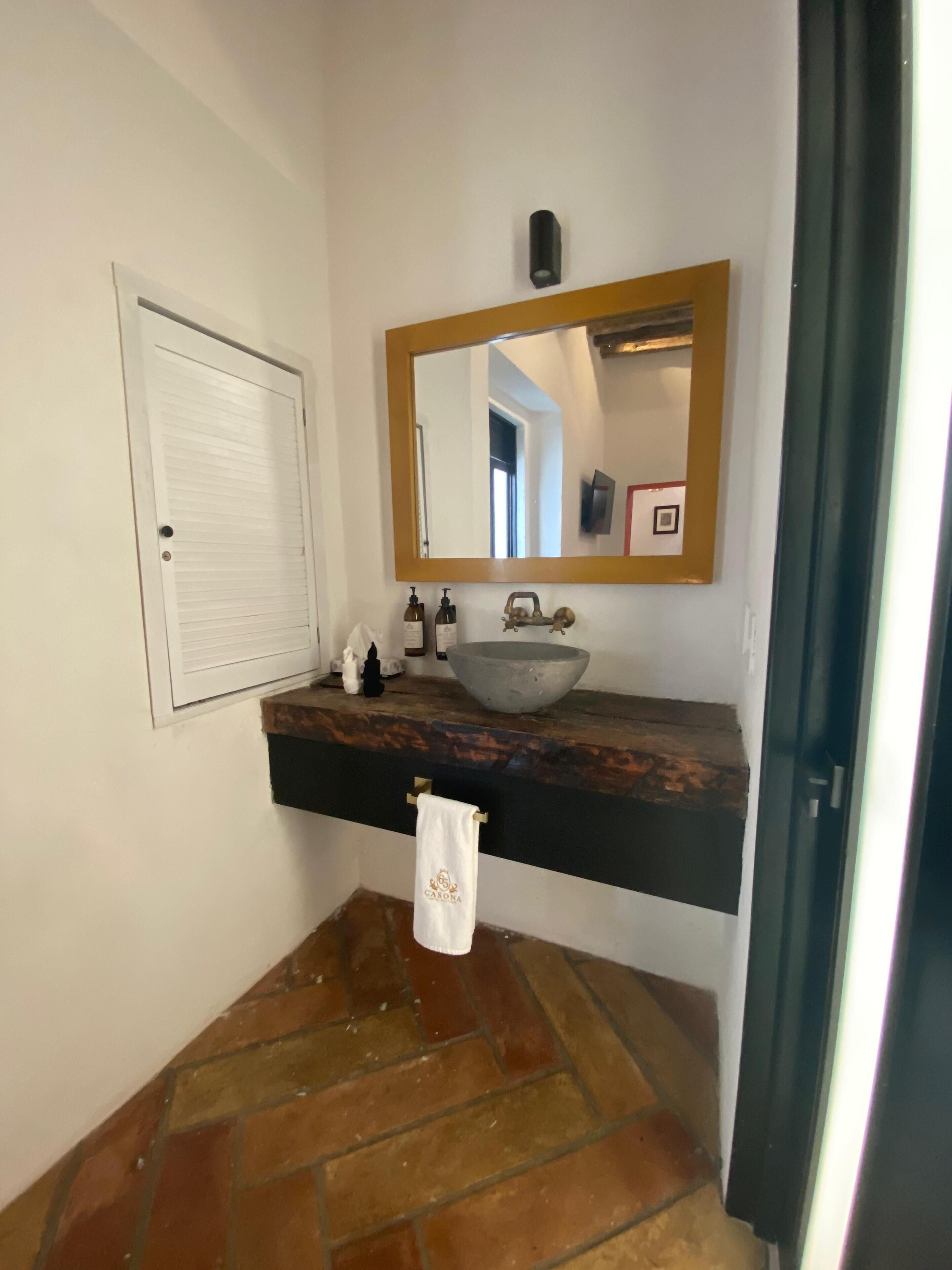 Deluxe Suite | Bathroom