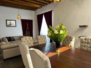 Suite presidencial | Ropa de cama de alta calidad, edredones de plumas, minibar