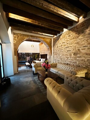 Premier-Suite | Hochwertige Bettwaren, Daunenbettdecken, Minibar, individuell dekoriert