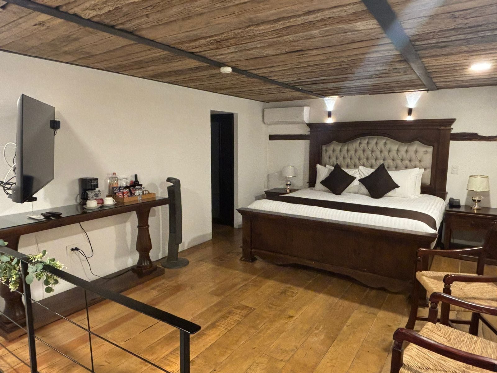 Junior Suite 1 | 高級寝具、羽毛の掛け布団、ミニバー、客室ごとに異なる装飾