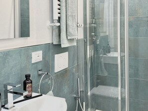 Dusche, Haartrockner, Bidet, Handtücher