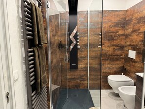 Douche, sèche-cheveux, bidet, serviettes fournies