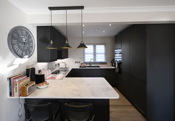 冷蔵庫、電子レンジ、オーブン、食器洗い機